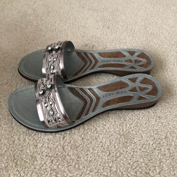 Nine West - Women's Slip On/Glide Sandals - Silver -Size 9.5M - New in box - Picture 4 of 7